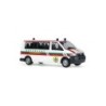 Model redukcyjny VW T5 Transporter, skala 1:87, Bergwacht Schwarzwald. Biała karetka z czerwono-zielonymi pasami.