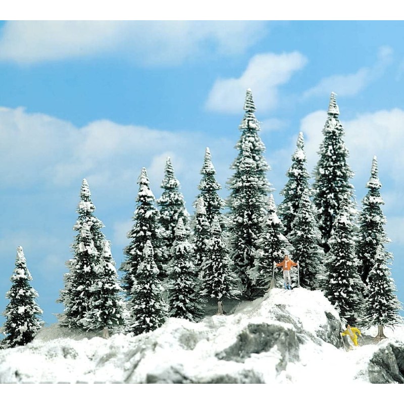 Model redukcyjny zimowego lasu, skala 1:87, WINTER FIRS. Śnieżne drzewa i postaci narciarzy.