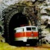 Portal tunelowy 1-torowy, skala 1/160N. Czerwono-biały model pociągu w tunelu.