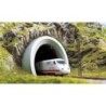 Portal tunelowy 1-torowy, skala 1/160N. Model redukcyjny z detalami, pociąg wjeżdżający do tunelu.