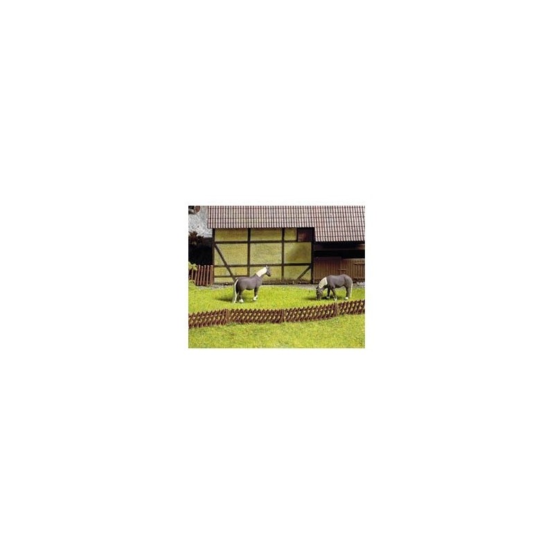 Model redukcyjny ogrodzenia podwórkowego, skala 1:87. Drewniany płot, zielona trawa, stodoła w tle.