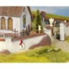 Model redukcyjny płotu, skala 1:87, 12x3,3 cm. Białe ogrodzenie z czerwonymi dachami, detale architektoniczne.