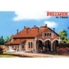 Lokomotywownia trzytorowa, skala 1/160N, Vollmer. Czerwono-biała, z detalami architektonicznymi.