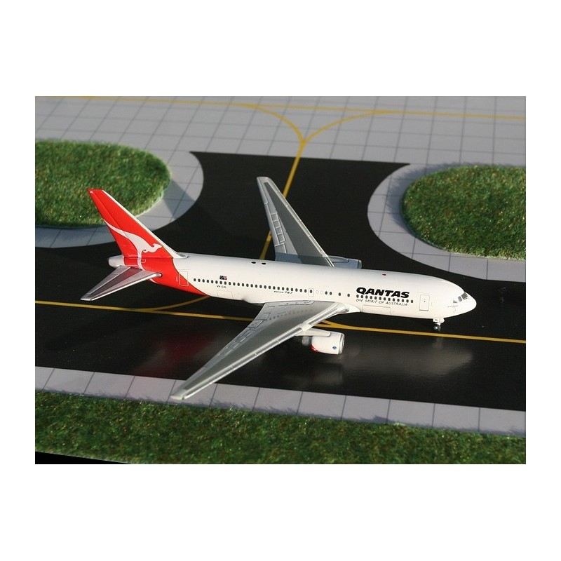 Model samolotu Boeing 767-200, skala 1:400, GeminiJets. Malowanie Qantas, biały kadłub, czerwony ogon z kangurem.