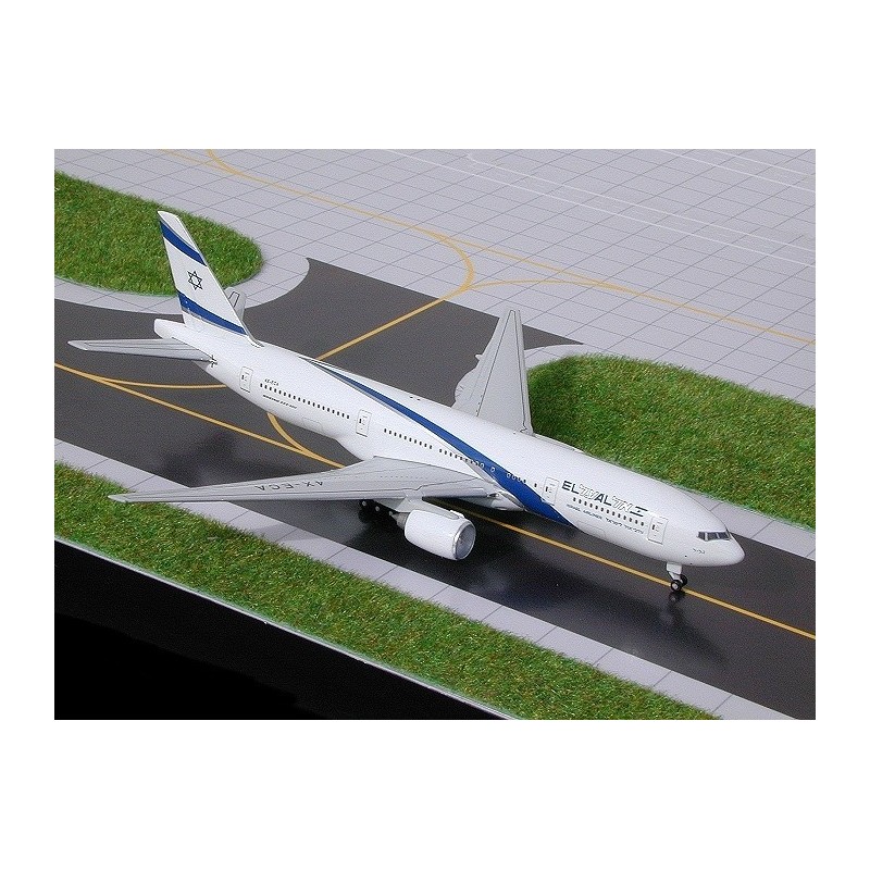 Model redukcyjny Boeing 777-200, skala 1:400, GeminiJets. Malowanie EL AL, biały kadłub z niebieskim paskiem.