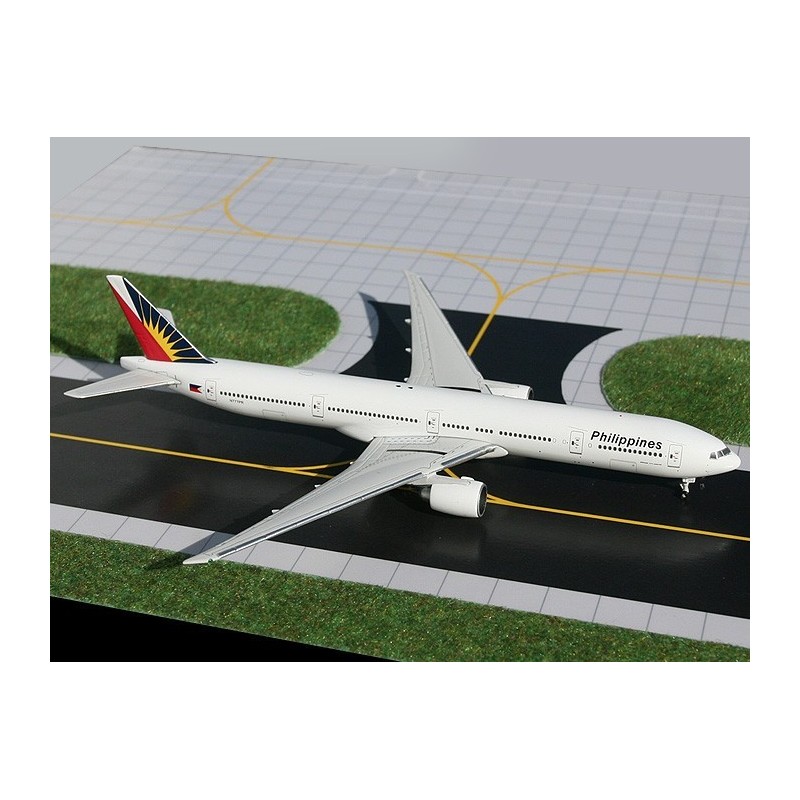 Model samolotu Boeing 777-300, skala 1:400, GeminiJets. Malowanie linii Philippines, biały kadłub z kolorowym ogonem.