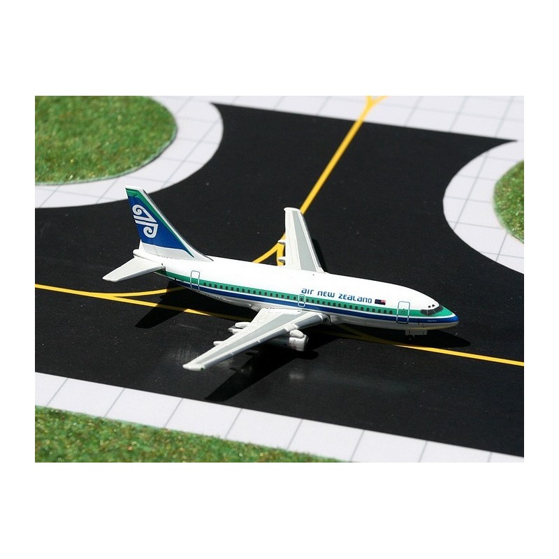 Model redukcyjny Boeing 737-200, skala 1:400, GeminiJets. Malowanie Air New Zealand, rejestracja ZK-NAS.