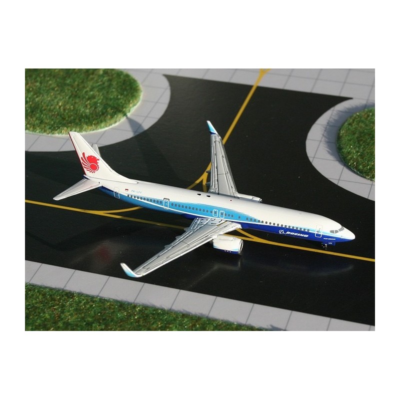 Model redukcyjny Boeing 737-900, skala 1:400, GeminiJets. Biały kadłub z niebieskimi akcentami i czerwonym logo.