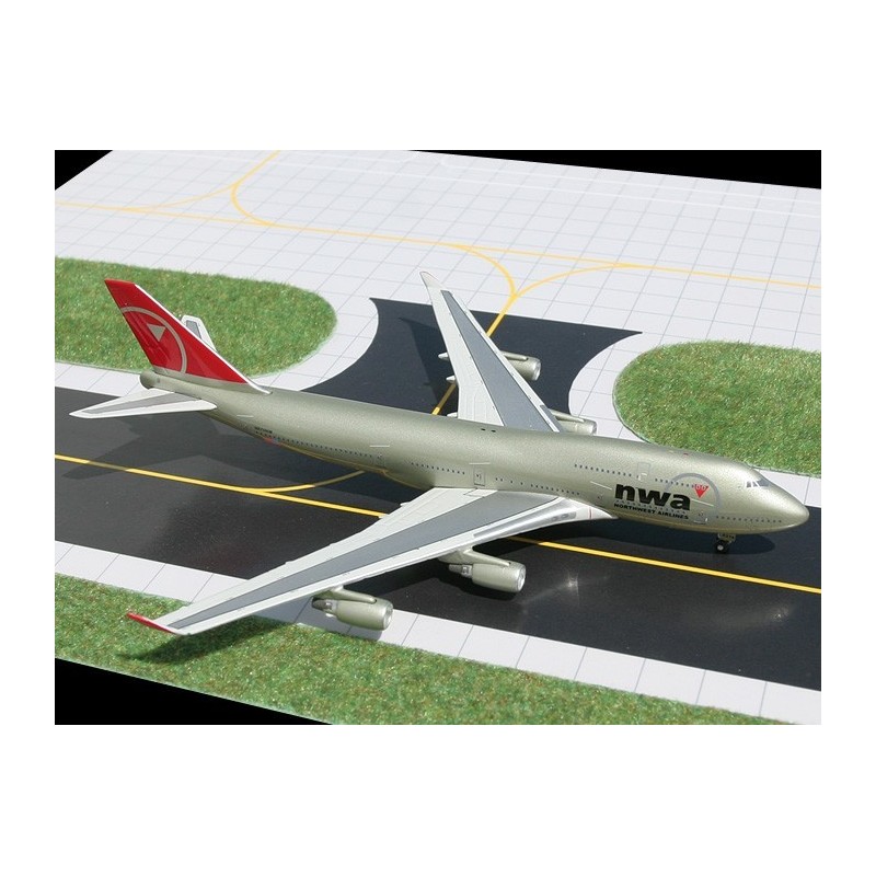 Model samolotu Boeing 747, skala 1:400, GeminiJets. Malowanie Northwest Airlines, srebrny kadłub, czerwony ogon.