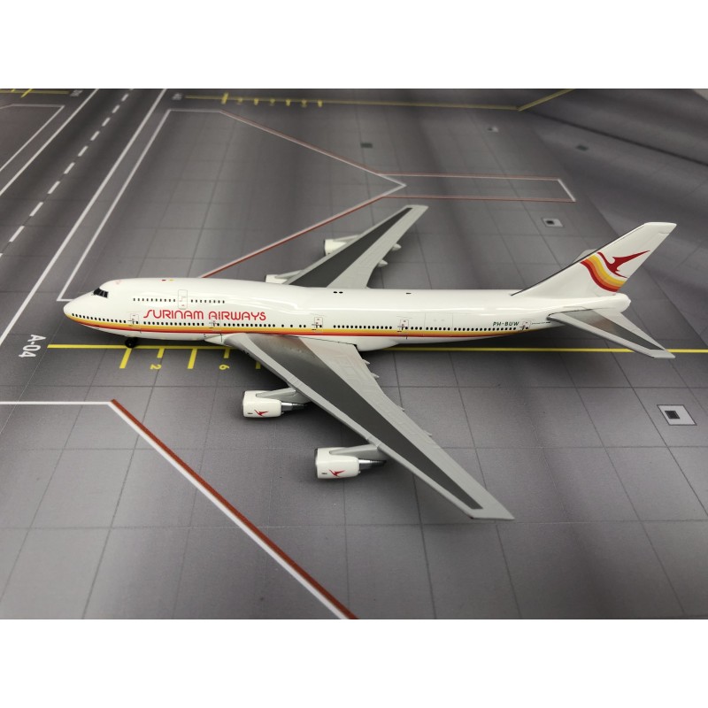 Model samolotu Boeing 747, skala 1:400, Phoenix. Malowanie linii Surinam Airways.