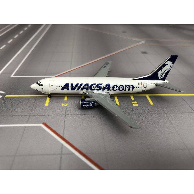 Model redukcyjny Boeing 737-300, skala 1:400, GeminiJets. Malowanie AVIACSA, biały kadłub z niebieskim ogonem i logo.
