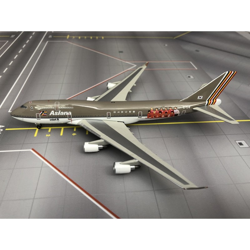 Model redukcyjny Boeing 747-400, skala 1:400, Phoenix. Malowanie Asiana, detaliczne wykonanie.