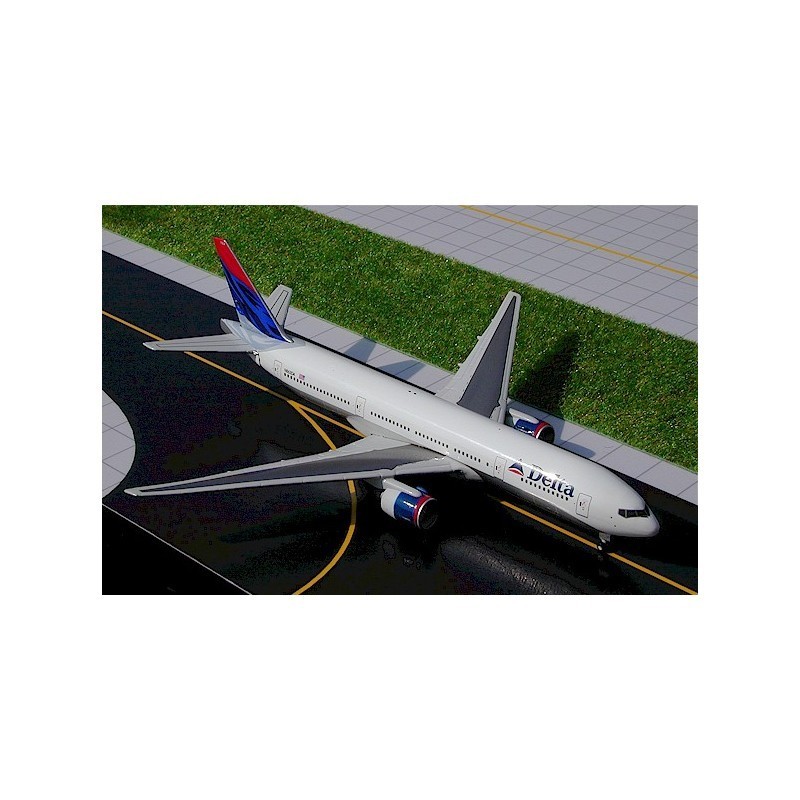 Model redukcyjny Boeing 777, skala 1:400, GeminiJets. Malowanie El Al, biały kadłub z niebieskim paskiem.