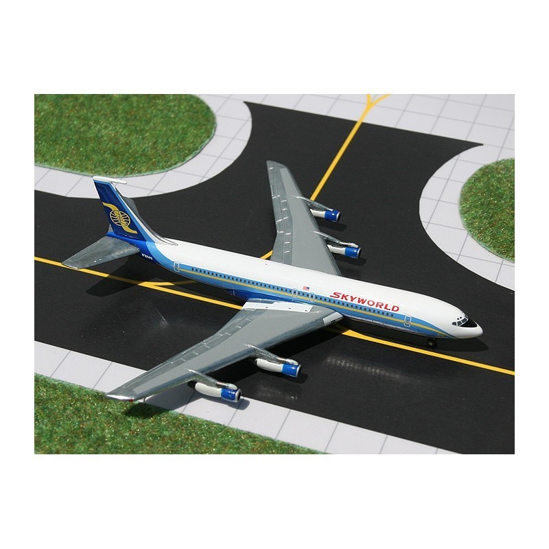 Model redukcyjny Boeing 707-320, skala 1:400, Geminijets. Malowanie linii lotniczych Skyworld.