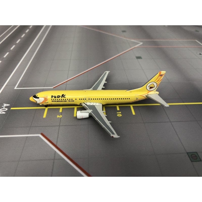 Model redukcyjny Boeing 737-400, skala 1:400, Phoenix. Żółty kadłub, logo Nok Air.