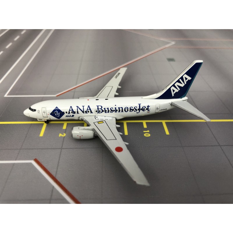 Model samolotu Boeing 737-700, skala 1/400, Phoenix. Malowanie ANA Business Jet.