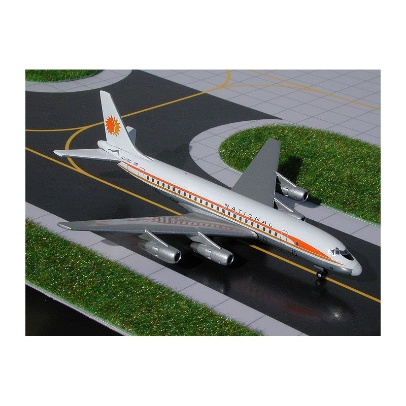 Model samolotu DC-8-51 linii National, skala 1:400, GeminiJets.Biały kadłub z pomarańczowymi akcentami, logo linii lotniczej.