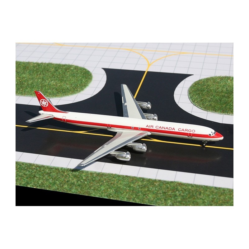 Model samolotu DC-8, skala 1:400, GeminiJets. Biały kadłub, czerwono-białe malowanie w kolorach Canada airlines.