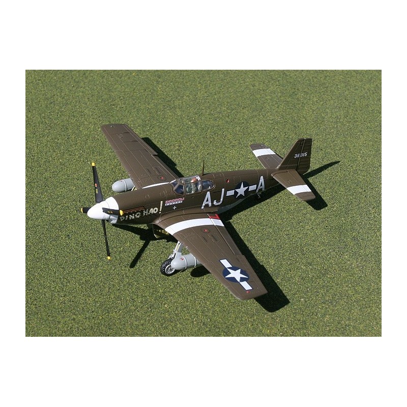 Model P-51B Mustang, skala 1:72, GEMINI. Brązowy z białymi pasami, oznaczenia AJ-A.