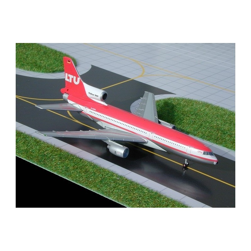 Model samolotu Lockheed L-1011 TriStar, skala 1:400, GeminiJets. Malowanie LTU, czerwono-biały.