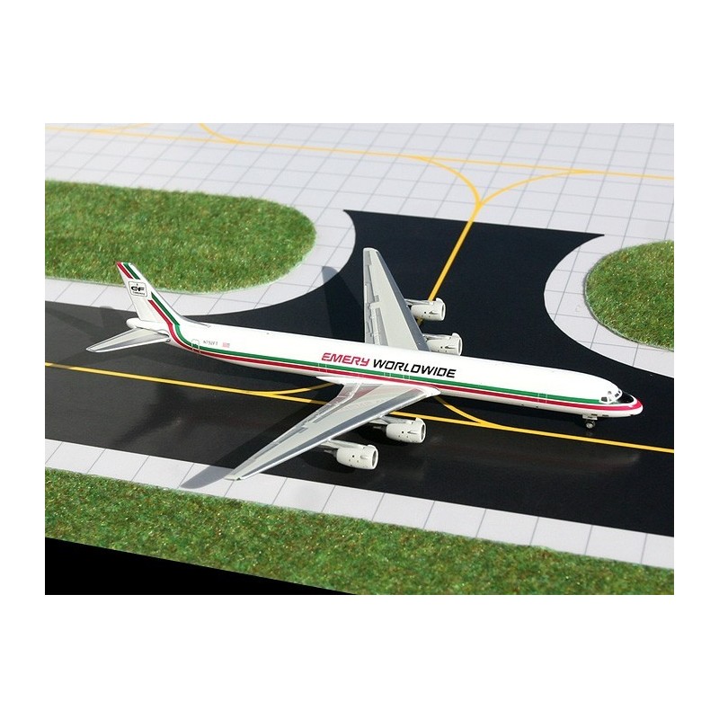 Model samolotu DC-8, skala 1:400, GeminiJets. Malowanie linii lotniczych Emery Worldwide, numer rejestracyjny N792FT.