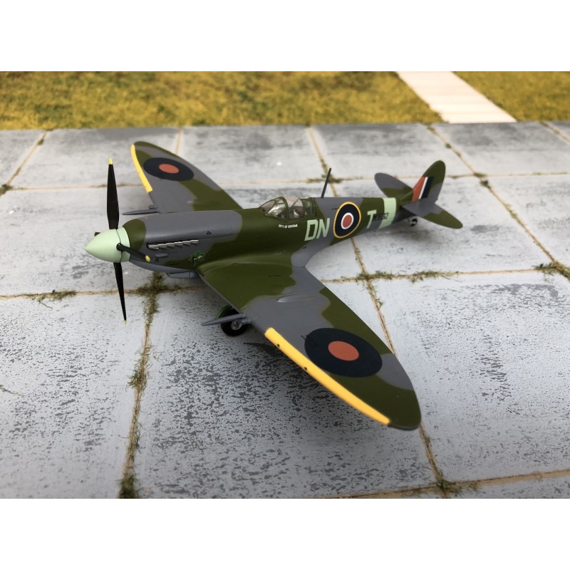 Model redukcyjny Spitfire MK.IX, skala 1:72, Sky Guardians. Zielono-szary kamuflaż, oznaczenia DN-T.