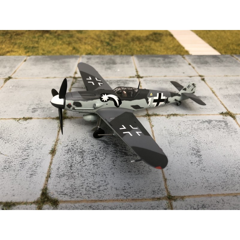 Messerschmitt, skala 1:72, Witty Wings. Malowanie kamuflażowe, krzyże na skrzydłach.