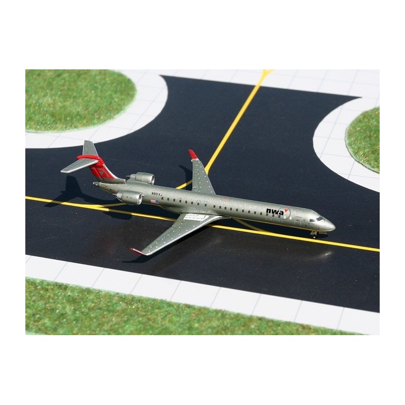 Model samolotu CRJ900, skala 1:400, GeminiJets. Malowanie Northwest Airlines, detale linii i logo.