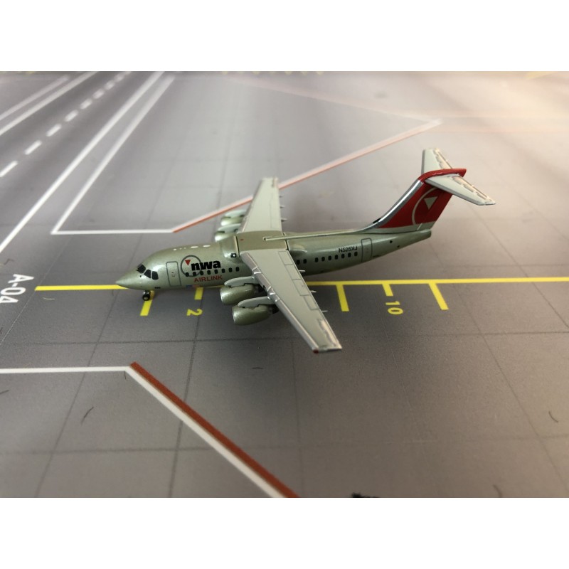 Model samolotu BAE 146, skala 1:400, GeminiJets. Malowanie NWA Airlink.
