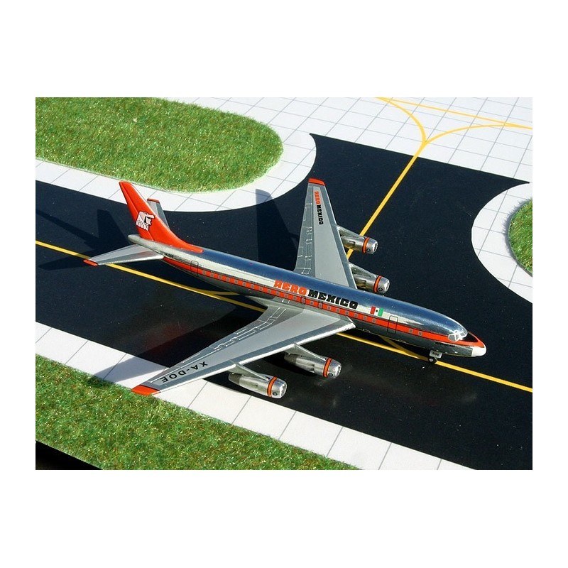 Model samolotu DC-8-51, skala 1:400, GeminiJets. Malowanie Aeromexico, czerwono-szary kadłub.