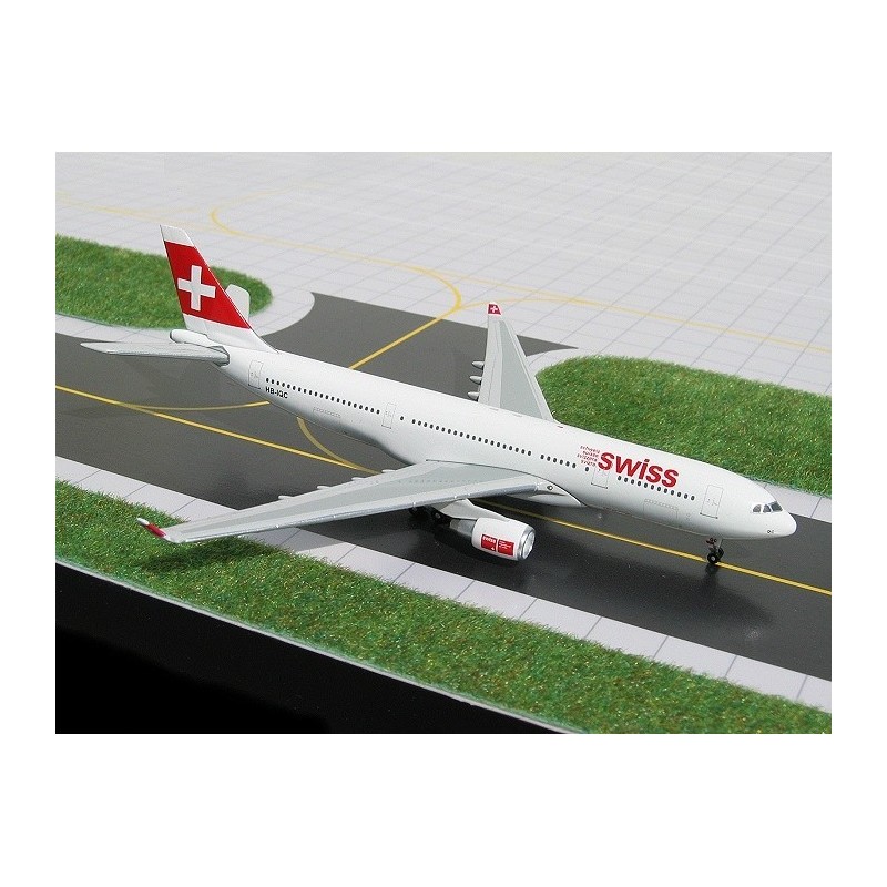 Model samolotu Airbus A330-200, skala 1:400, GeminiJets. Malowanie linii Swiss, biały kadłub z czerwonymi akcentami i białym krz