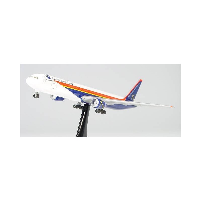 Model redukcyjny Boeing 777-300 East Midlands Airport, skala 1:500, HERPA. Biały kadłub z niebiesko-pomarańczowymi pasami.
