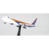 Model redukcyjny Boeing 777-300 East Midlands Airport, skala 1:500, HERPA. Biały kadłub z niebiesko-pomarańczowymi pasami.