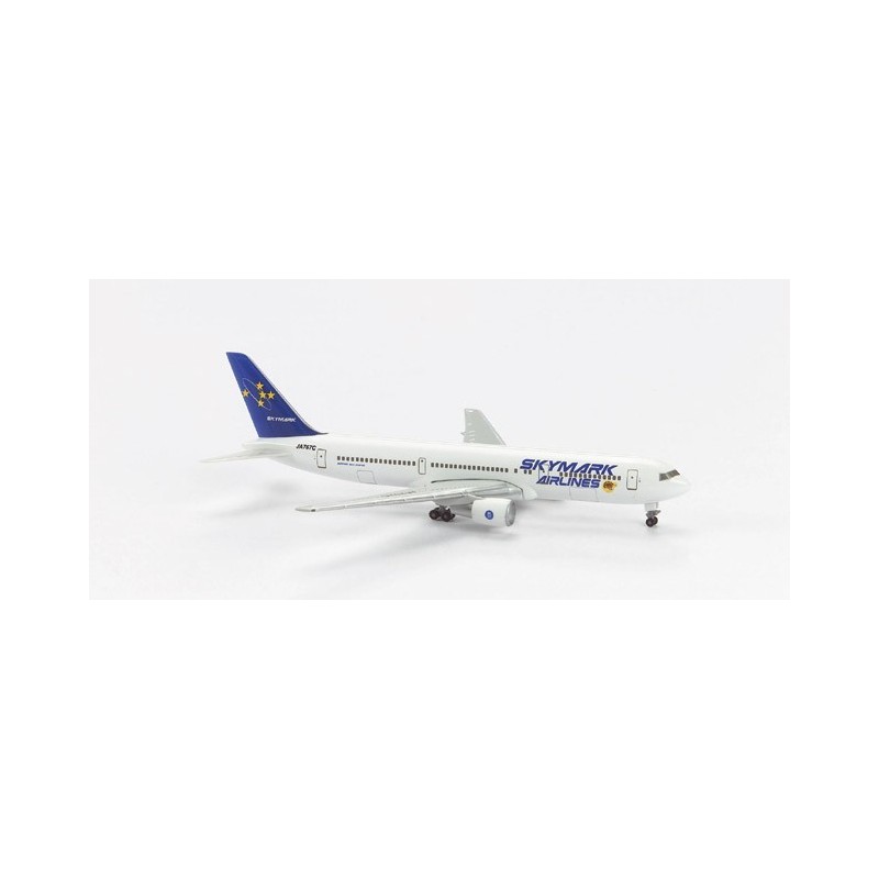 Model redukcyjny Boeing 767-300 Skymark Airlines, skala 1:500, Herpa. Biały kadłub, niebieski ogon z gwiazdami, logo linii lotni
