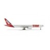 Model redukcyjny Boeing 777-300ER, skala 1:500, Herpa. Biały kadłub, czerwono-błękitne malowanie TAM.
