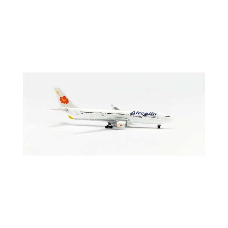 Model Aircalin Airbus A330-200, skala 1:500, Herpa. Biały kadłub, logo Aircalin, czerwony kwiat na ogonie.