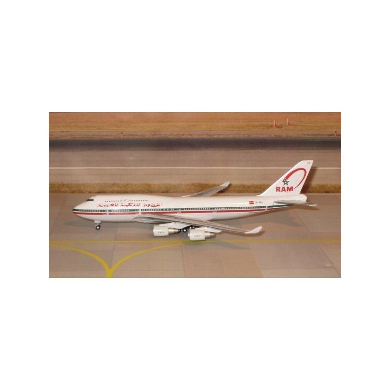 Model Boeing 747-400 Royal Air Maroc, skala 1/500, biały z czerwonymi akcentami i logo RAM.