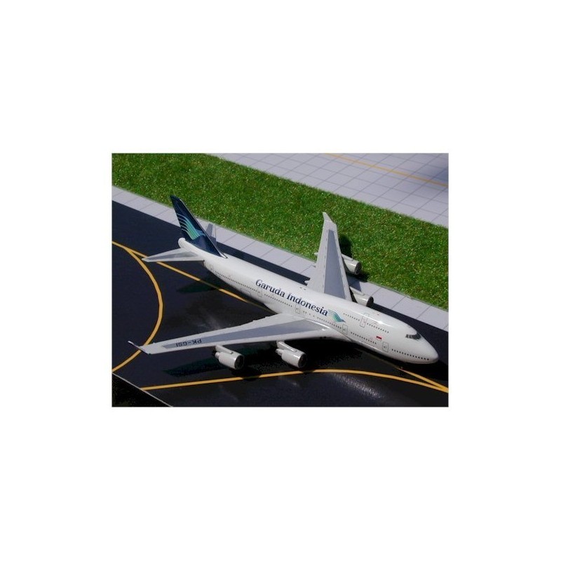Model redukcyjny Boeing 747-400, skala 1:500, Garuda Indonesia, biały kadłub z niebieskimi detalami.