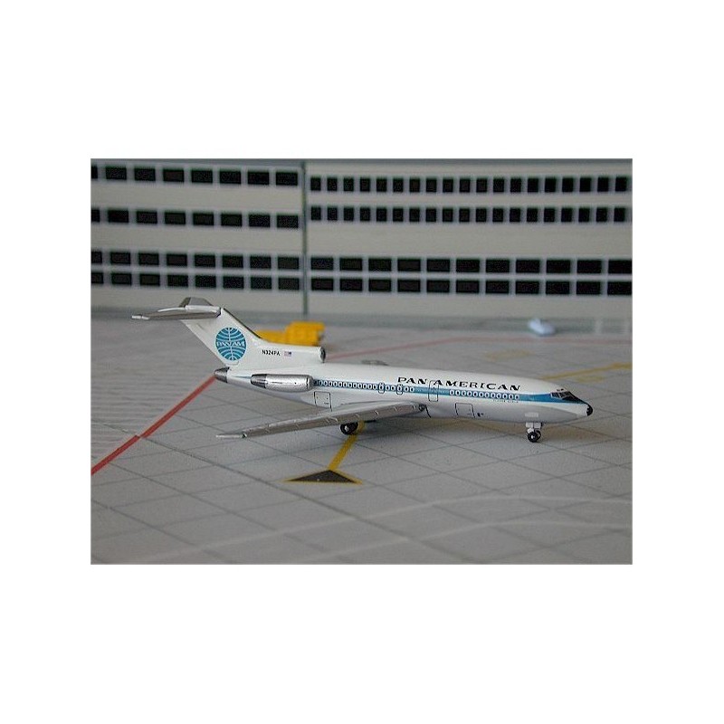 Model redukcyjny Boeing 727-100, skala 1:500, Pan Am. Biały kadłub z niebieskim paskiem, logo linii lotniczych.