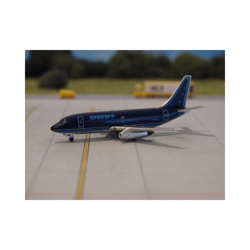 Model Boeing 737-200 Braniff, skala 1:500, Inflight 500. Ciemnobłękitne malowanie, logo linii lotniczej.