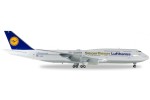 Lufthansa Boeing 747-8...