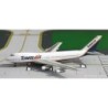 Model redukcyjny Boeing 747-100, skala 1:400, Tower Air, biały kadłub z pomarańczowo-granatowymi akcentami.