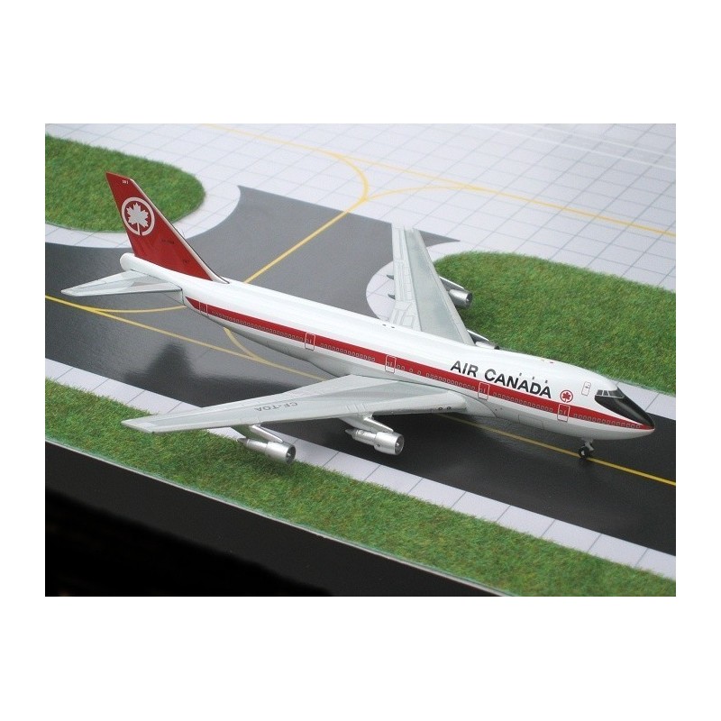 Model Boeing 747-100 Air Canada, skala 1/400, Gemini Jets. Biały kadłub z czerwonym paskiem i logo linii lotniczych.