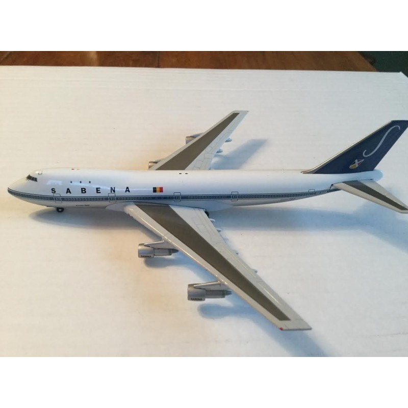 Model redukcyjny Boeing 747-100 Sabena, skala 1:400, GJSAB180. Biały kadłub, niebieski ogon, logo linii lotniczych.