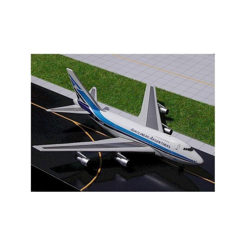 Model redukcyjny Boeing 747SP, skala 1:400, Aerolines Argentinas, biały kadłub z niebieskim paskiem i logo linii lotniczej.