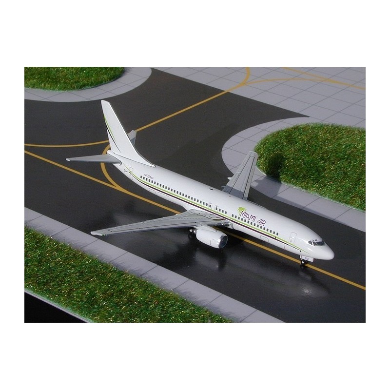 Model samolotu Boeing 737-800 Miami Air, skala 1:400, GeminiJets. Biały kadłub z zielono-czarnymi pasami, logo Miami Air.
