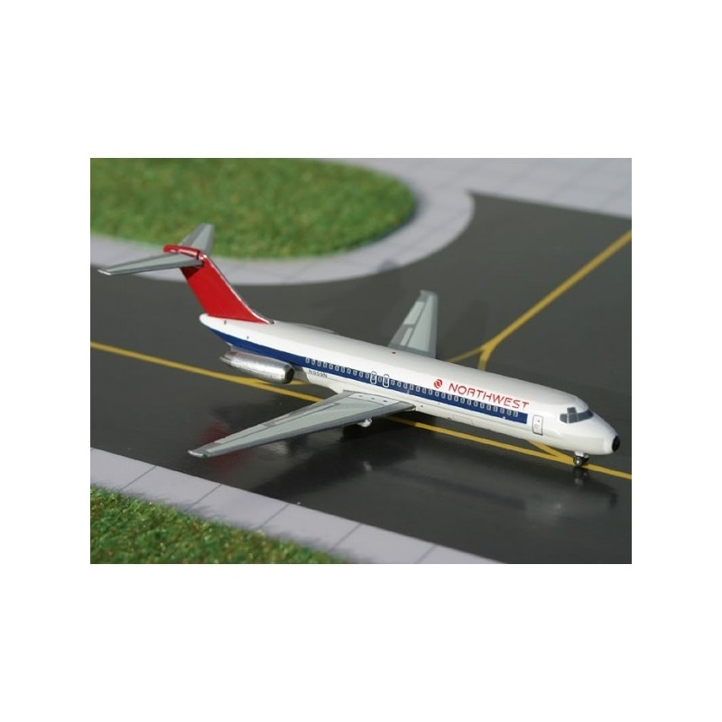 McDonnell Douglas DC-9-30 Northwest, skala 1:400. Biały kadłub, czerwono-niebieskie malowanie, logo Northwest.