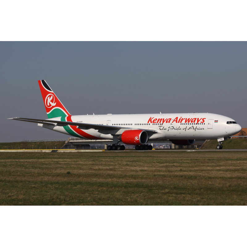 Boeing 777-200ER, Kenya Airways, biały kadłub, czerwono-zielono-czarne elementy.