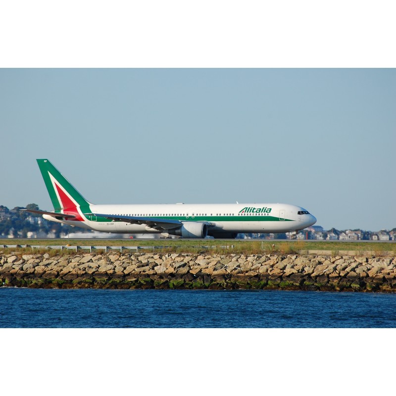 Model redukcyjny Boeing 767-300, skala 1/400, Aviaton 400. Malowanie Alitalia, zielono-biało-czerwone.