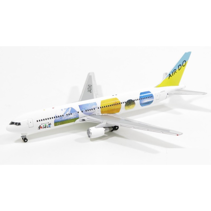 Model redukcyjny Boeing 767-300 ER Air Do, skala 1:400. Malowanie linii Air Do z kolorowymi motywami.